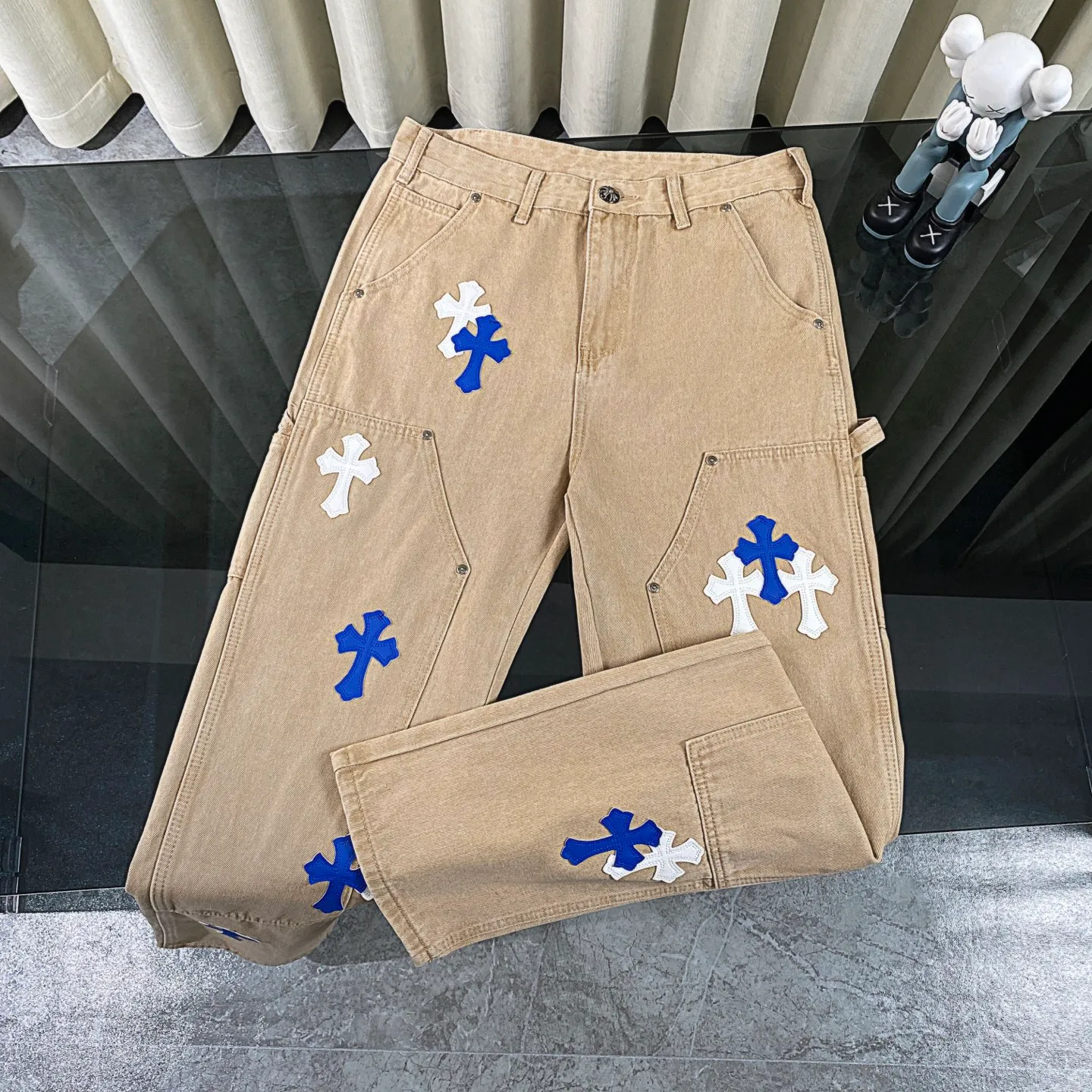 P270 CH Chromehearts limited edition blue and white cross-patched leather work jeans and denim logging pants. The counter price is 34W level. The patch is decorated with cross flowers and washed jeans! ! An absolutely high-end luxury product, a 1.9W-level god-level single product, a super popular product, made by top heavy industry, a magic weapon that cannot be missed! [About Zangyin] This is an extremely luxurious fashion brand that can also be called the aristocracy of the high street. It has always been an exclusive brand for some hipsters or rich second generations. Compared with ordinary high streets, it is more luxurious and noble. Compared with luxury brands, it is more fashionable and individual. It has always been a brand that I have a special liking for. [Top heavy industry fashion design] Consistently high-street luxury style. Speaking of this style, the Zangyin family and GU family are definitely the leading representative brands. Especially the Zangyin family has really achieved a state-of-the-art effect in creating high-street style. The unique washed material is used to create this style. The color system is already quite eye-catching. After it is decorated with patchwork cross flowers, it cleverly highlights the charm of the brand. Secondly, this style uses classic The high-waist cutting design highlights the long legs and fashionable temperament of the upper body. The brand is highly recognizable and the slim fit configuration is more suitable for daily wear. It is a product that interprets personality, fashion, and specifications at a glance. This single product is enough to make any fan excited. It can be a white T-shirt for a youthful college style, or a tight suspender for a royal style. It has strong matching ability and can be easily controlled by men.  [Materials and craftsmanship] Needless to say, this point goes without saying. As an excellent craftsman brand, Zangyin’s requirements for details and craftsmanship are really perfect. The washed color of this model has gone through so many processes, not to mention the embellishment of denim appliques. It is also purely hand-made and sewn. Just like what they believe in, only hand-made things have soul and have the meaning of wear. A top-notch heavy-duty fashionable denim item, I look forward to your perfect interpretation! !  Color: Khaki Size: 30-36